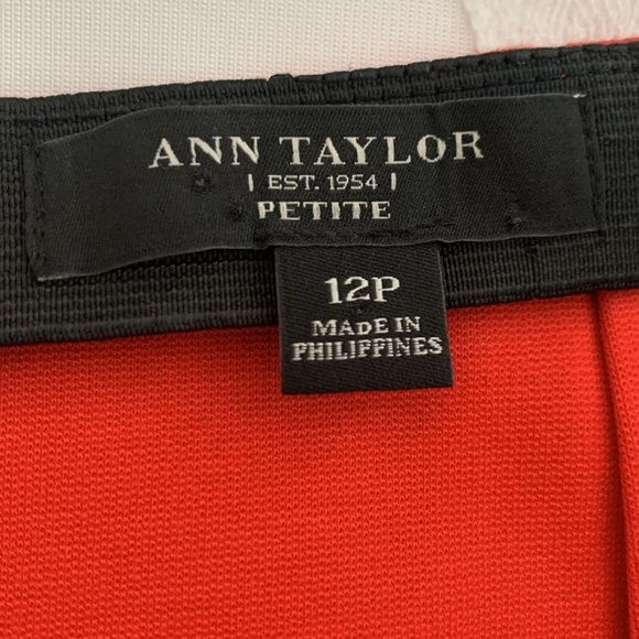 Ann Taylor Red Pencil Skirt w/Side Darting, Zipper Closure. 3% Spandex Size 12P - Picture 4 of 11